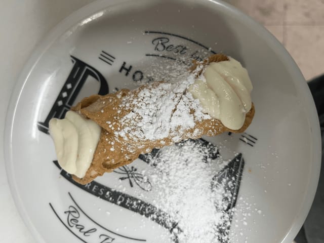 Cannoli.